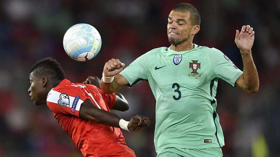 Breel Embolo (Swiss) dan Pepe (Portugal) saat berduel di babak kualifikasi Piala Dunia 2018. - INDOSPORT